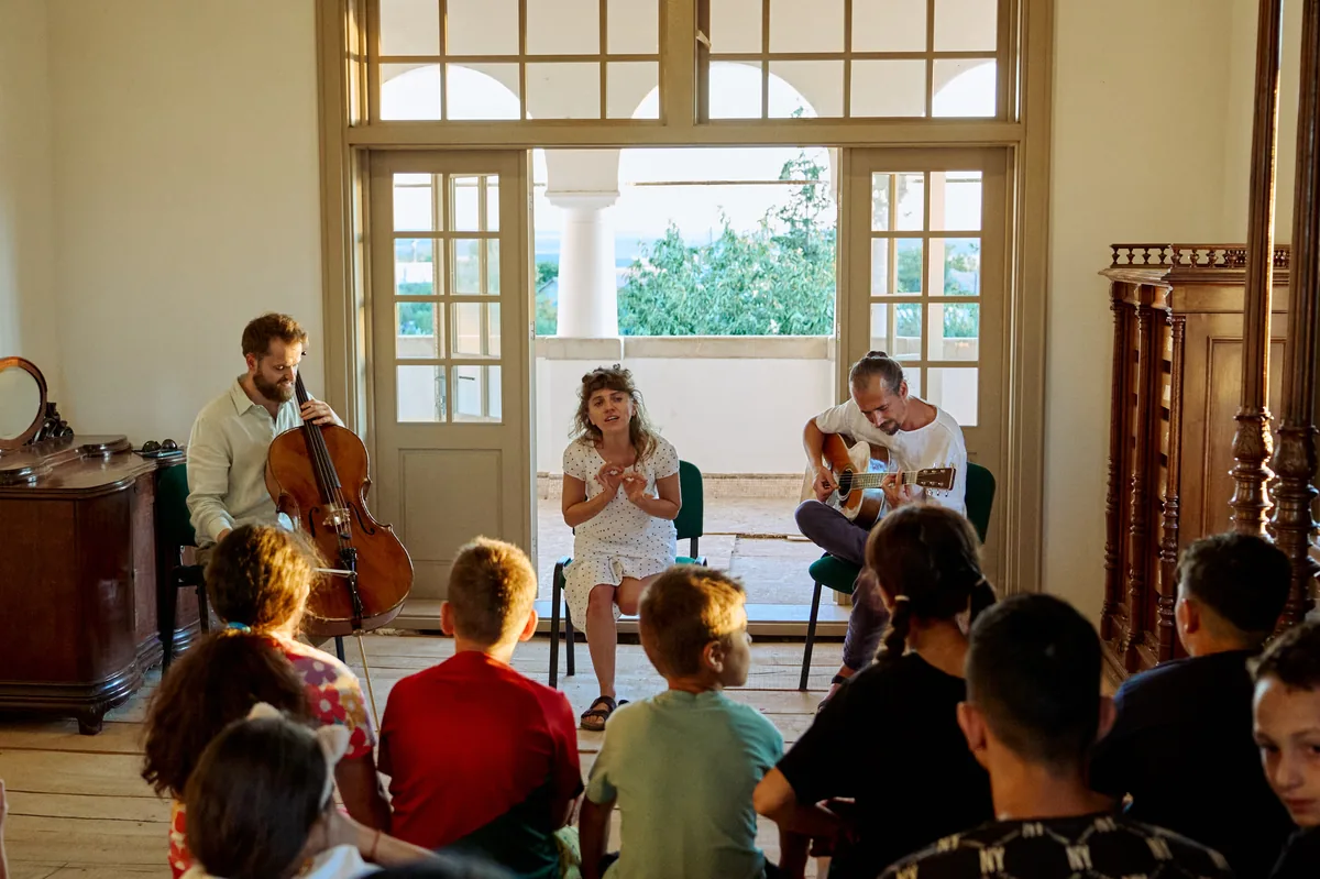 Film la Conac — trio muzical