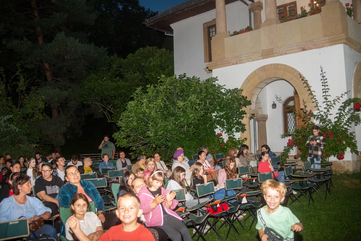 Film la Conac — public la proiecția de seară