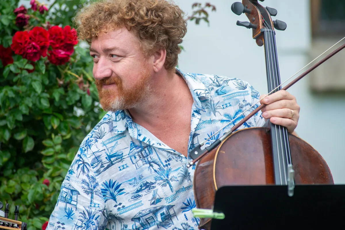 Film la Conac — violoncelist printre trandafiri