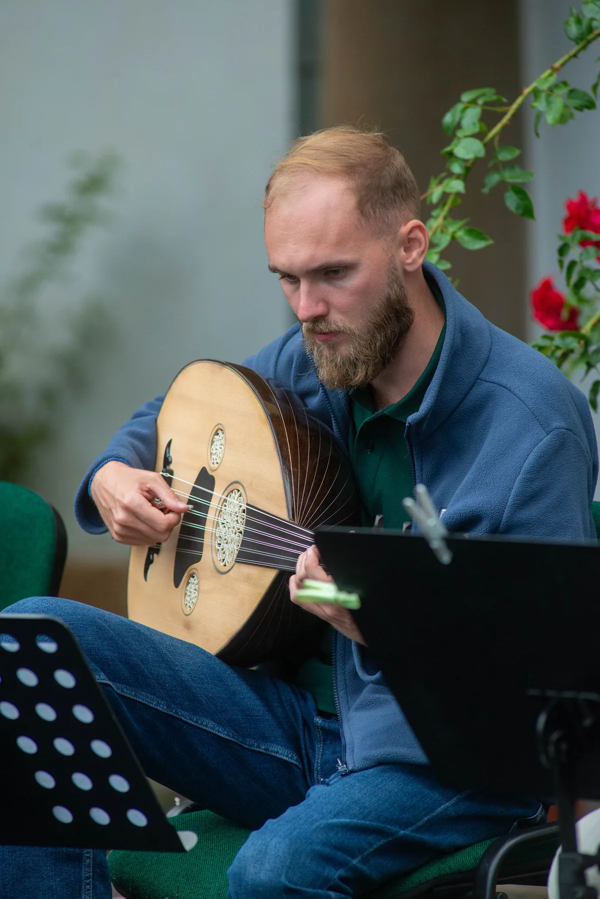 Film la Conac — muzician la chitară