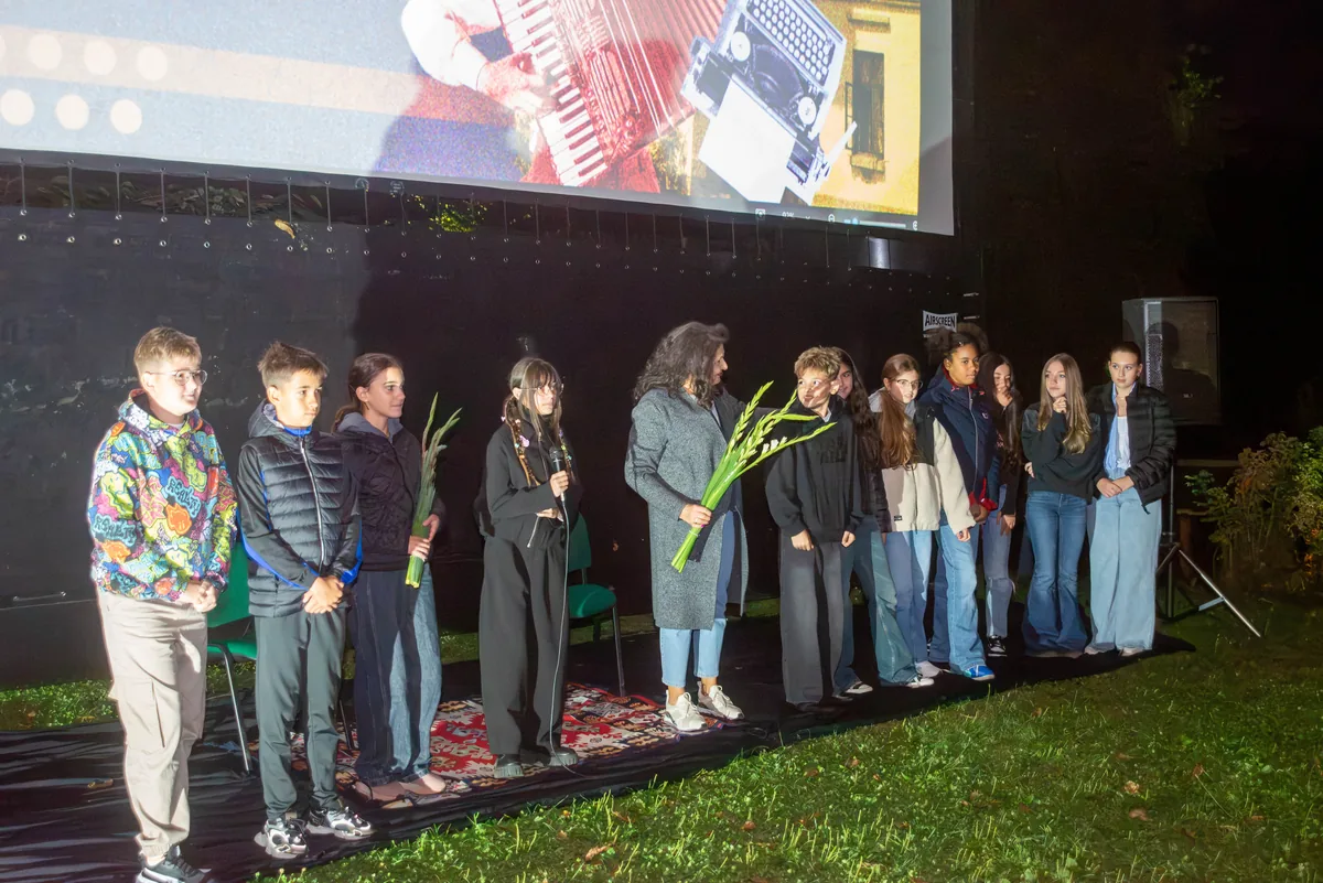 Film la Conac — tineri voluntari