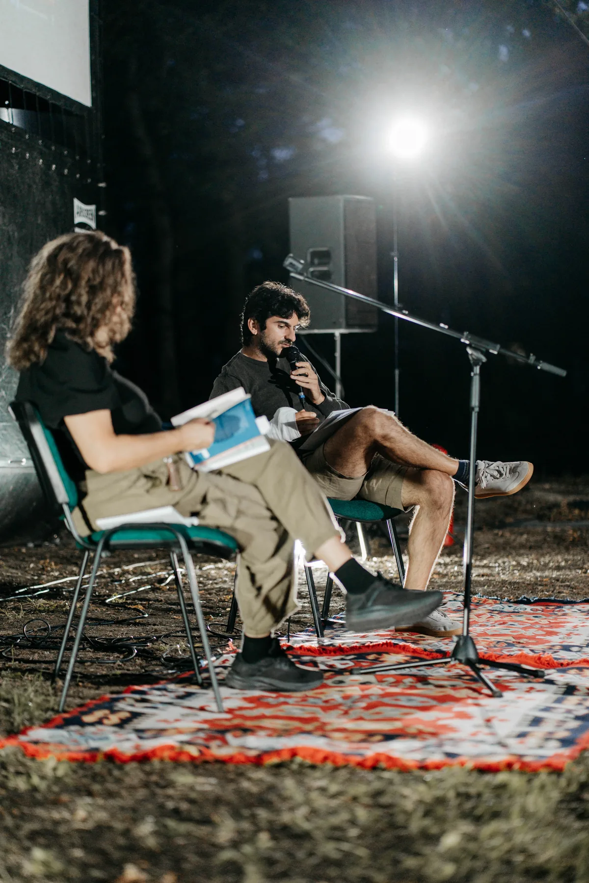 Film la Conac — lectură la lumina reflectoarelor